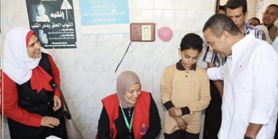 محافظ المنوفية يتفقد أعمال حملة الكشف عن فيروس سي لطلاب المدارس - تواصل نيوز