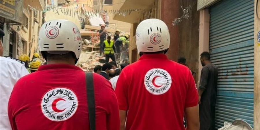 الهلال الأحمر يدعم جهود الإنقاذ والإسعاف في حادث انهيار عقار حدائق القبة - تواصل نيوز