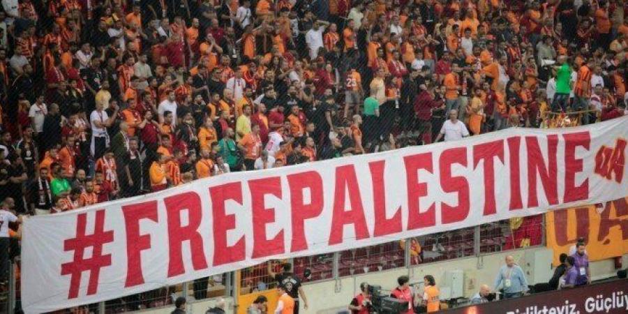 لافتات «فلسطين حرة» تزين مدرجات جلطة سراي قبل مواجهة برشلونة في دوري أبطال أوروبا «صور» - تواصل نيوز