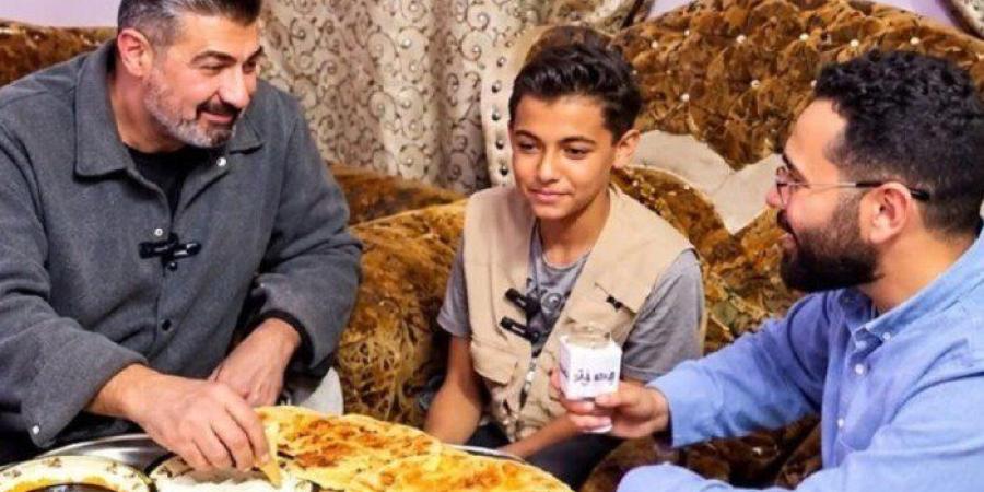 ياسر جلال يحقق أمنية الطفل بائع البلاستيك ويزوره في منزله بدار السلام - تواصل نيوز