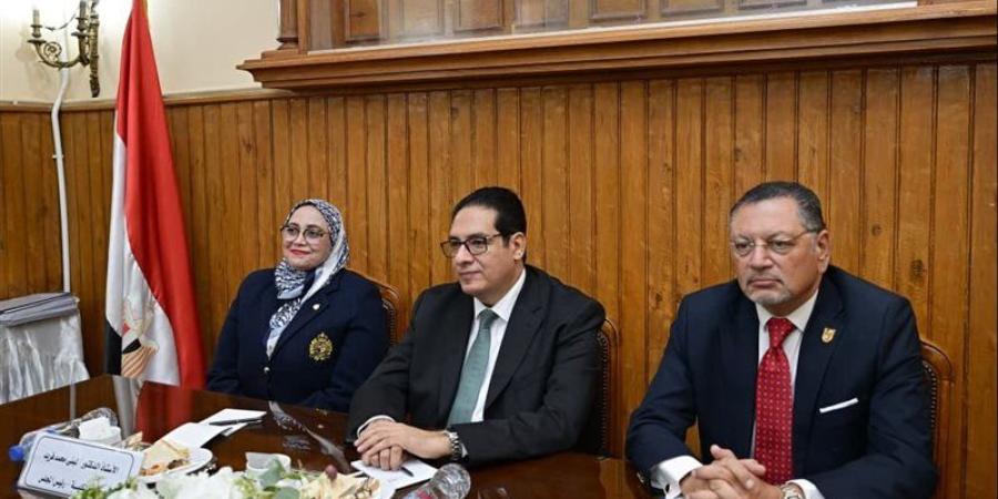 رئيس جامعة القاهرة يترأس اجتماع مجلس كلية التجارة لبحث خطط التطوير - تواصل نيوز