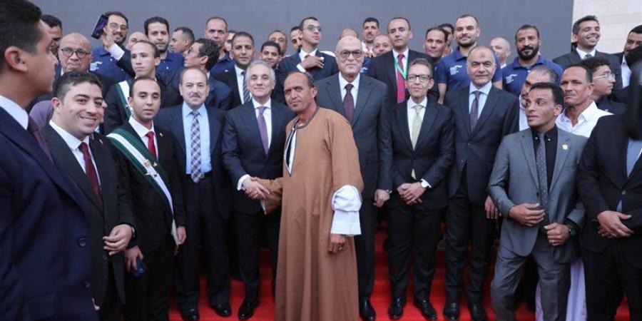 وزير العدل يصافح أهالي أعضاء الهيئات القضائية الجدد ويشاركهم فرحة حلف اليمين - تواصل نيوز
