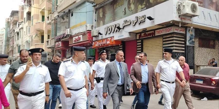 سكرتير عام مساعد الإسكندرية ومدير الأمن يتفقدان انضباط حركة المرور ورفع الإشغالات بشارع الآجتية - تواصل نيوز
