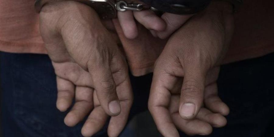 الحبس سنة لعاطلين متهمين بسرقة الهواتف المحمولة بأسلوب الخطف في عين شمس - تواصل نيوز