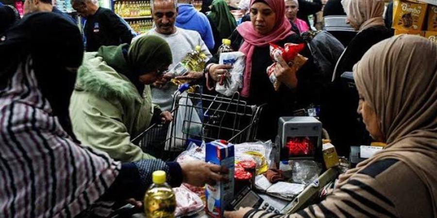 بين مطرقة الدولار وسندان التجار، اقتصاديون يكشفون سر عدم انخفاض الأسعار بمصر رغم تراجع التضخم - تواصل نيوز