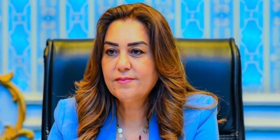 وزيرة التنمية المحلية والبيئة تتابع بدء توريد وزراعة 4800 شجرة لمحافظة السويس - تواصل نيوز