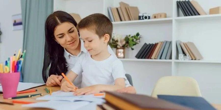 لا تقارنه بزملائه.. كيف تحمي ابنك من ضغط المذاكرة والامتحانات؟ - تواصل نيوز