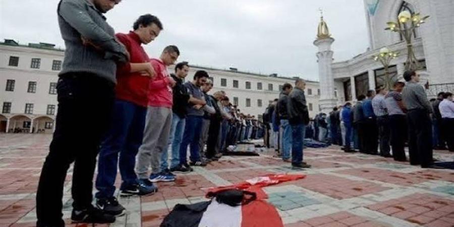 الإفتاء تحسم الجدل بشأن حكم الصلاة في النعال وعلاقته بمخالفة اليهود - تواصل نيوز