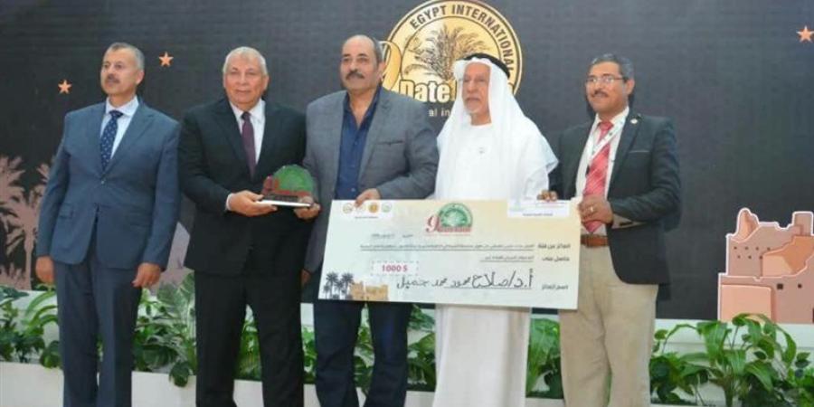 صلاح جميل يحصد جائزة خليفة الدولية لأفضل بحث علمي تطبيقي بمجال التمور - تواصل نيوز