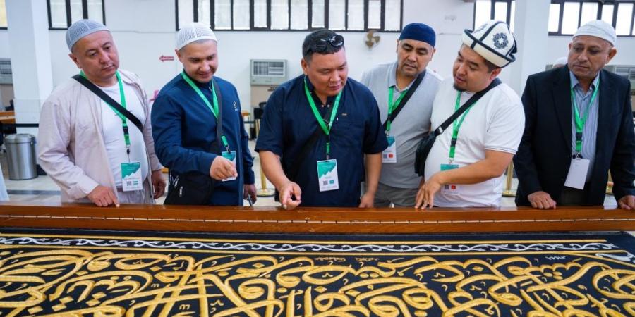 ضيوف برنامج خادم الحرمين يطّلعون على مراحل صناعة كسوة الكعبة - تواصل نيوز