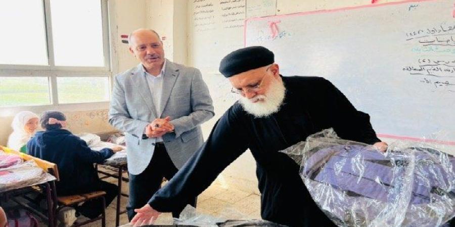 مدير تعليم الإسكندرية ووكيل البابا تواضروس يوزعان حقائب مدرسية على تلاميذ المناطق الأكثر احتياجًا ضمن مبادرة «علّم واتعلّم» - تواصل نيوز
