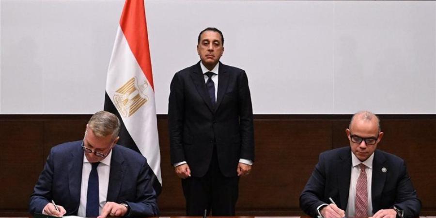 تحركات لجذب مليارات الدولارات، مدبولي يشهد اتفاقًا جديدًا بين البترول والاستثمار - تواصل نيوز