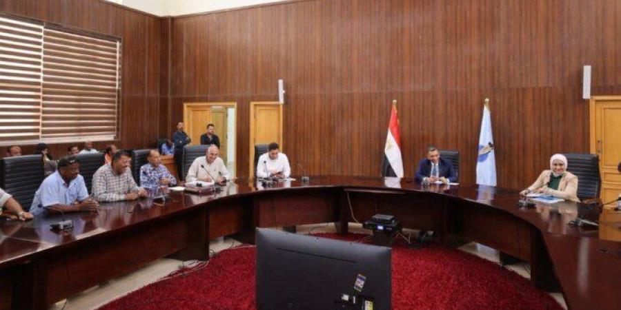 محافظ البحر الأحمر يبحث مستجدات مدينة الحرفيين بالغردقة - تواصل نيوز