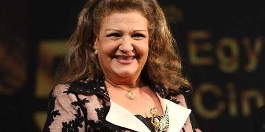 خروج ميمي جمال من غرفة العمليات بعد الخضوع لجراحة تركيب مفصل - تواصل نيوز