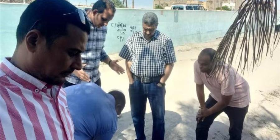 لجنة من التخطيط العمراني تعاين موقع هبوط كورنيش النيل في نجع حمادي (صور) - تواصل نيوز