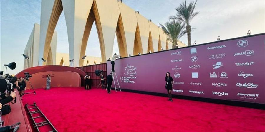 السجادة الحمراء لـ "الجونة السينمائي" تستعد لاستقبال نجوم المهرجان (صور) - تواصل نيوز