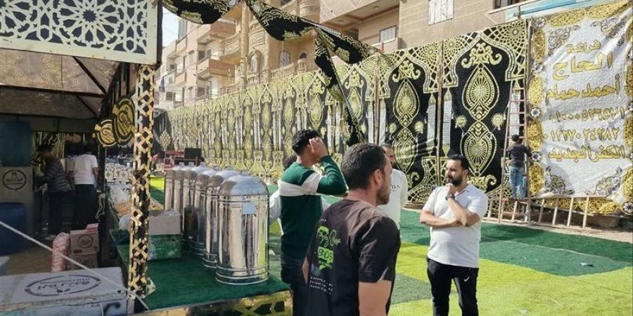 سرادق عزاء في الدقهلية انتظارًا لجثمان محمد شخبة ضحية حادث السودان.. وأسرته: عايزين حقه - تواصل نيوز