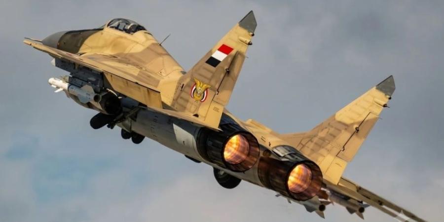 الطيران اليمني يشن 6 غارات على مواقع وتجمعات وآليات للحوثي في تعز - تواصل نيوز