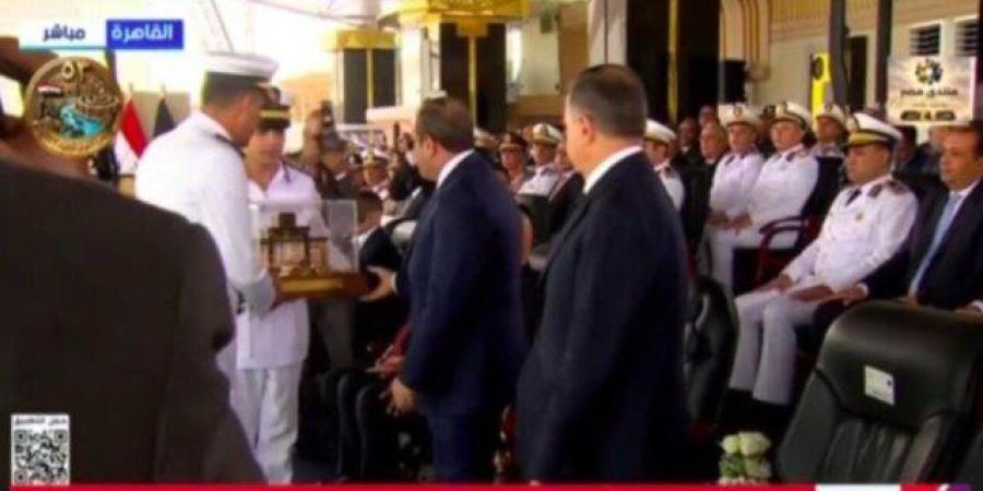 الرئيس السيسي يتسلم هدية تذكارية من رئيس أكاديمية الشرطة في حفل تخريج دفعة جديدة - تواصل نيوز