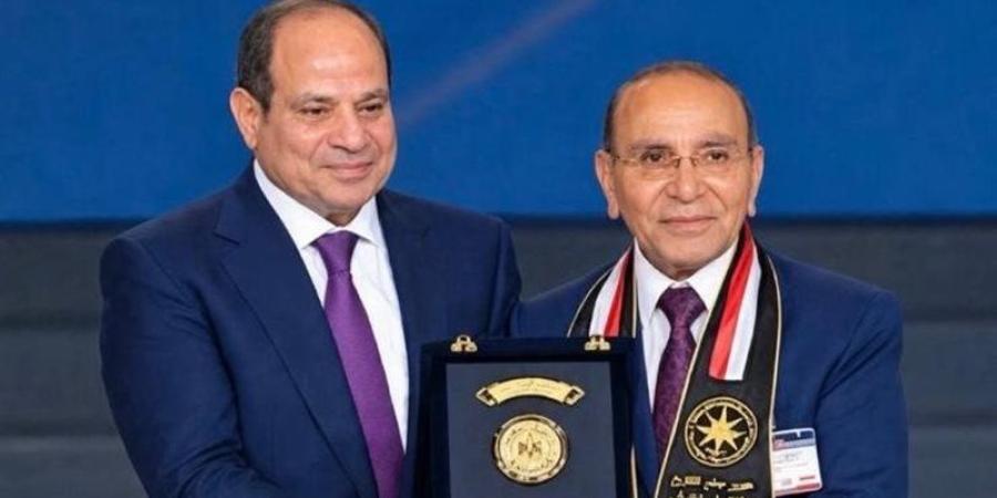 شيخ الأزهر يهنئ اللواء محمد رضا عوض بتكريم الرئيس السيسي تقديرًا لجهوده بحرب أكتوبر - تواصل نيوز