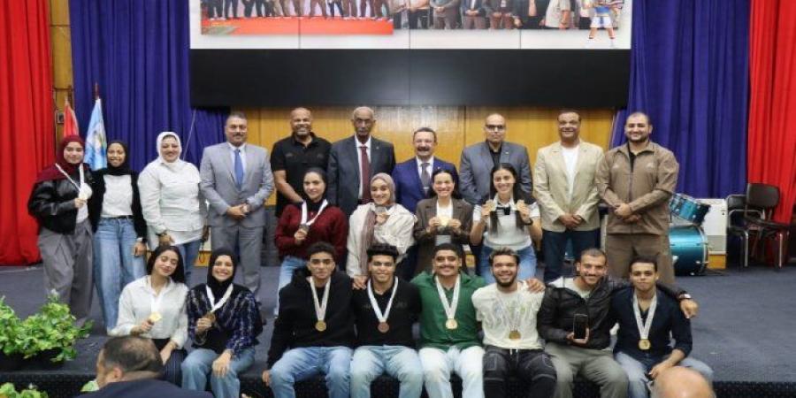 رئيس جامعة الإسكندرية يكرّم أبطال الجامعات و الحاصلين على دورة الذكاء الاصطناعي - تواصل نيوز