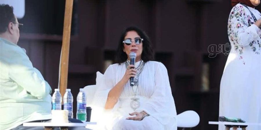 مني زكي:"هاني خليفة كان بيعيط خلف الكاميرا فى سهر الليالي ونجاحه انتصار ليا"(فيديو وصور) - تواصل نيوز