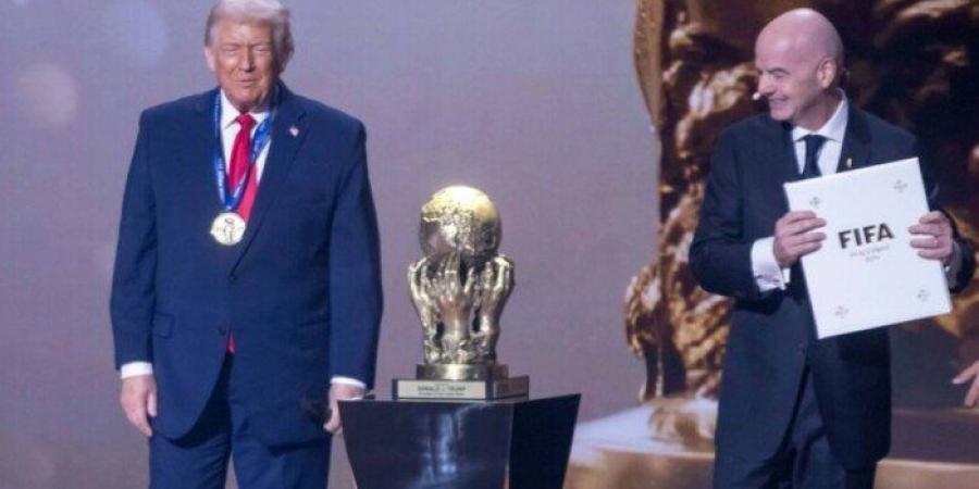 "فيفا" يعيد النظر في جائزة السلام.. تفاصيل - تواصل نيوز