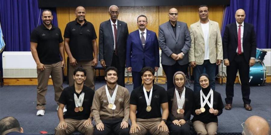 رئيس جامعة الإسكندرية يكرم الطلاب الفائزين في البطولات الجامعية - تواصل نيوز