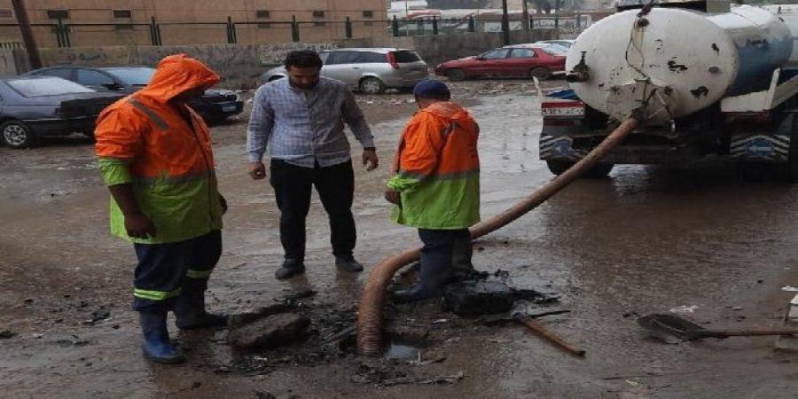 لمواجهة تداعيات الطقس.. فرق طوارئ ومعدات «مياه البحيرة» تواصل تطهير شبكات الصرف وصفايات الأمطار - تواصل نيوز