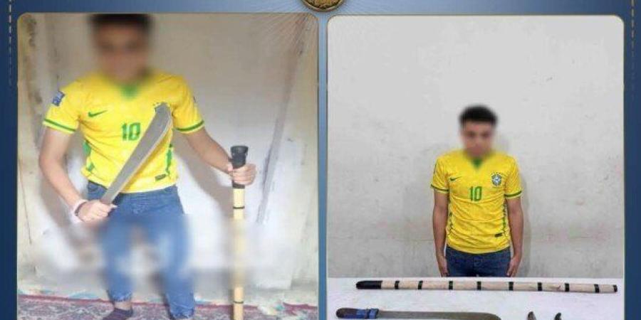بعبارات خادشة للحياء.. ضبط طالب استعرض أسلحة بيضاء في البحيرة - تواصل نيوز