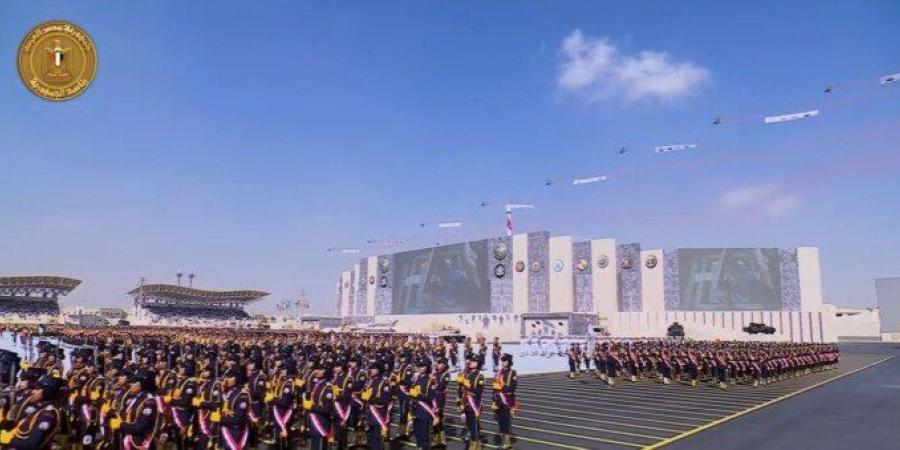 «سلام الشهيد» يتردد في حفل تخرج الأكاديمية العسكرية.. ومروحيات تحمل صور وأسماء شهداء الوطن - تواصل نيوز