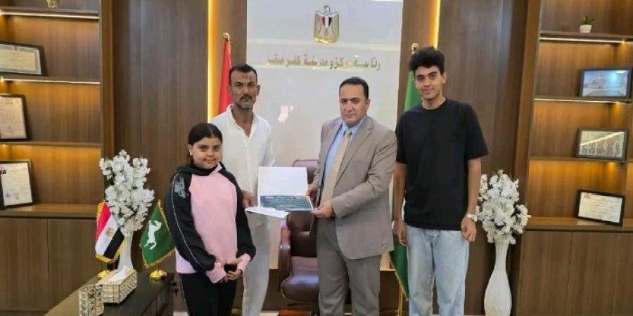 رئيس مدينة كفر صقر بالشرقية يكرم مواطناً لموقفه الإنساني خلال حريق في حي السلام - تواصل نيوز