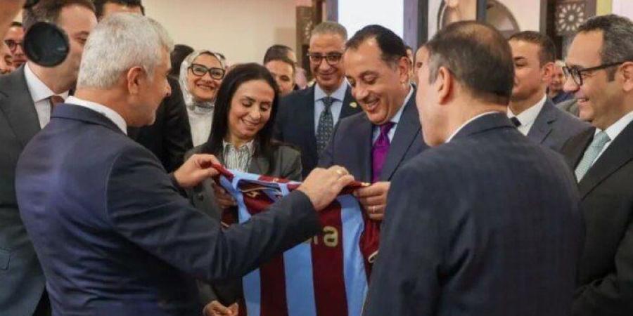 مفاجأة في معرض «تراثنا 2026».. قميص محمد صلاح هدية لـ مصطفى مدبولي من جناح تركيا - تواصل نيوز