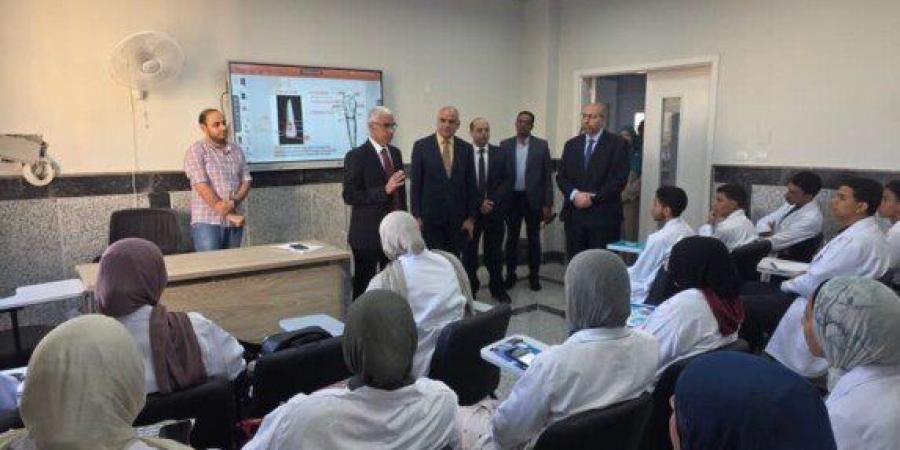 رئيس جامعة جنوب الوادي الأهلية يتفقد انتظام الدراسة ويجري حواراً مفتوحاً مع الطلاب - تواصل نيوز