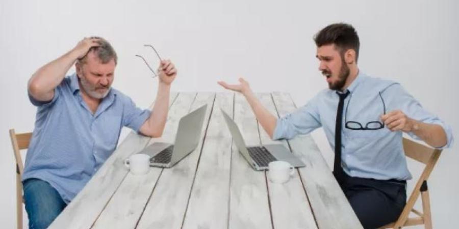 كيف تتعامل مع النقد دون أن تفقد ثقتك بنفسك؟ - تواصل نيوز