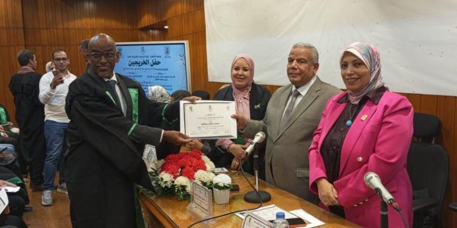 كلية الدراسات الأفريقية العليا بجامعة القاهرة تكرم الباحث محمد صالح دركلي لتفوقه البحثي - تواصل نيوز