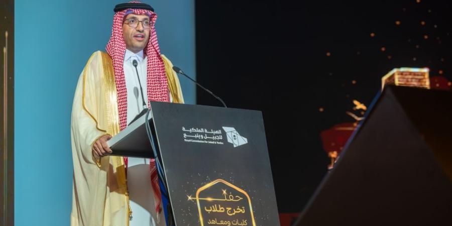 أمير الشرقية يرعى حفل تخريج 1390 خريجًا من كليات ومعاهد الهيئة الملكية بالجبيل - تواصل نيوز
