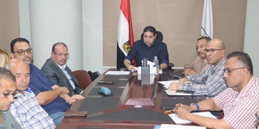 نائب محافظ بني سويف يستعرض سبل تطوير مرافق كوم أبو راضي الصناعية - تواصل نيوز
