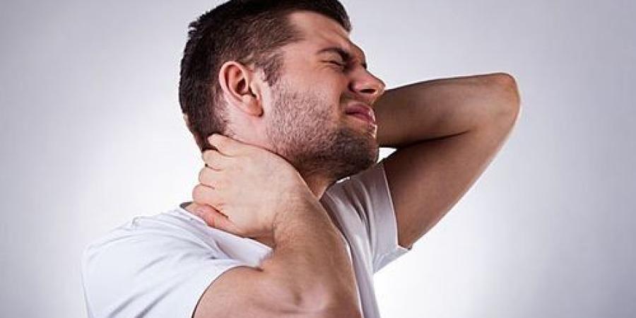 طبيب عظام يكشف أسبابا غير متوقعة لآلام الرقبة.. قد تعود إلى إصابات قديمة - تواصل نيوز