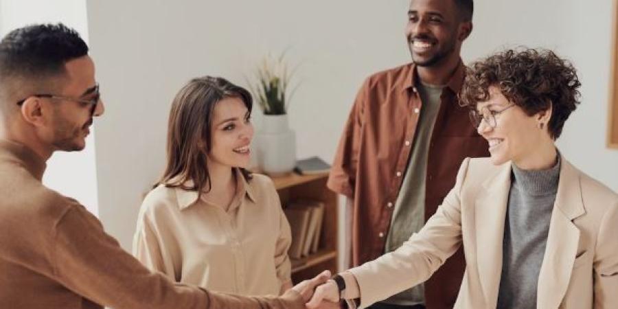 أبرزها بتقبض كام وحتتجوز إمتى.. 8 أسئلة لا تطرحها على الآخرين - تواصل نيوز