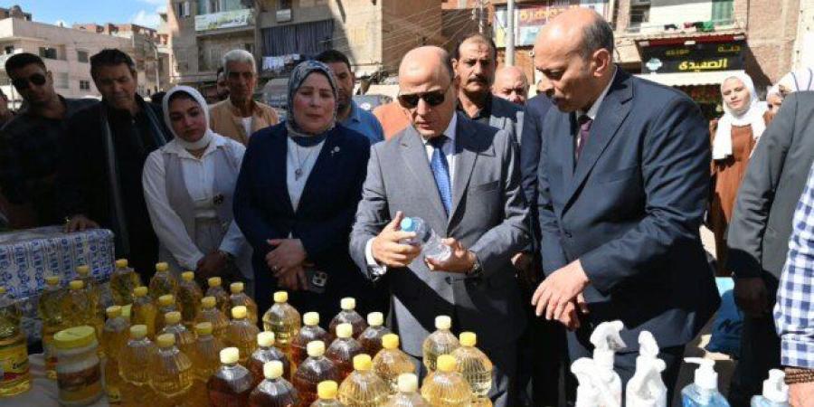 محافظ الغربية يتفقد سوق اليوم الواحد ببسيون ويوجه بتوفير السلع المخفضة للمواطنين. - تواصل نيوز