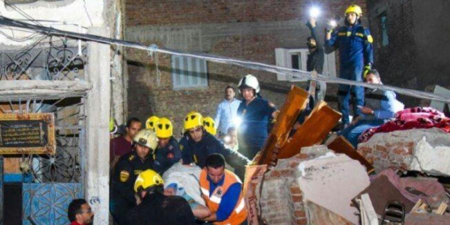 تفاصيل جديدة في حادث عقار الإسكندرية المنهار.. انتشال جثماني ضحيتين وإخلاء 8 أسر - تواصل نيوز