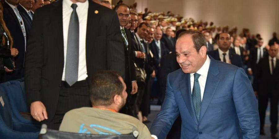 فخامة الرئيس السيسي يستجيب لرغبة مواطن من متحدى الإعاقة لمصافحته - تواصل نيوز