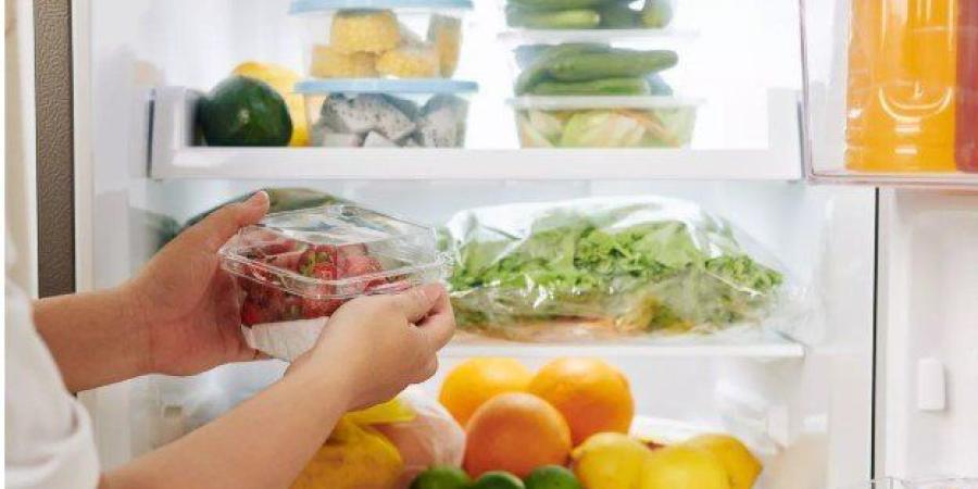 أخطاء شائعة عند حفظ الطعام المطهي في الثلاجة.. احذر مخاطرها - تواصل نيوز