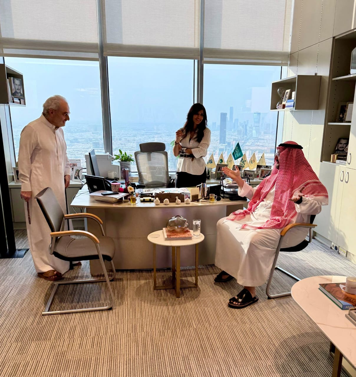 الأميرة ريم بنت الوليد تتشارك لحظات عائلية دافئة مع والدها وعمها في مكتبها – صورة مميزة