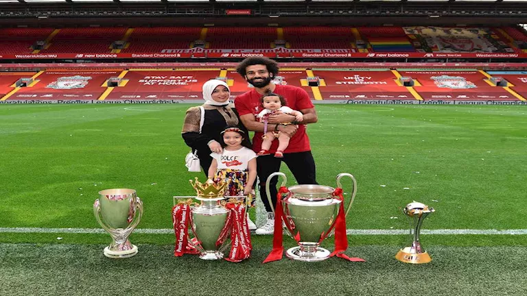 15 لحظة رائعة لمحمد صلاح وزوجته في سهرات الفخر والتقدير
