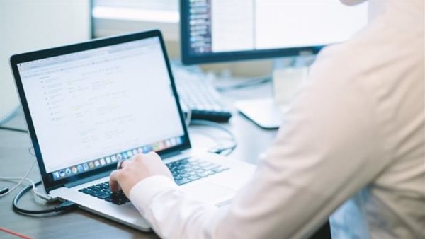 فرص العمل والنمو المهني: بوابة التوظيف في السعودية