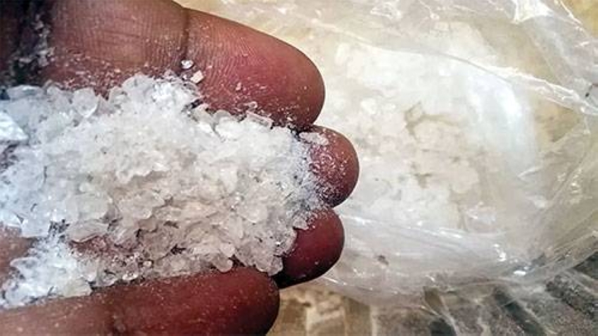 القبض على 3 مقيمين في جدة بتهمة ترويج 2.3 كيلو من مادة الشبو المخدرة