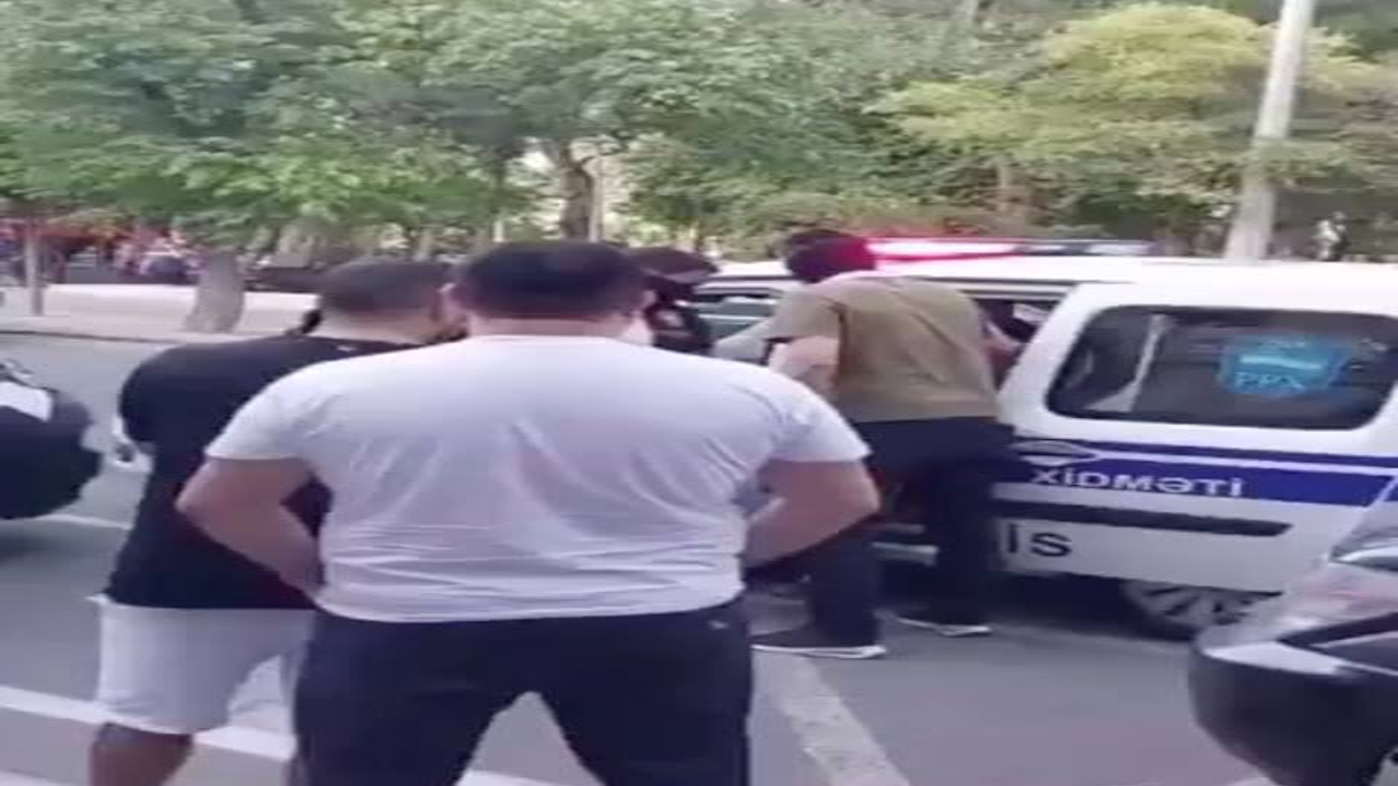 سعوديين في أذربيجان”.. يواجهون التحقيق بعد القبض عليهم بسبب تصرفات غير لائقة أمام نصب تذكاري