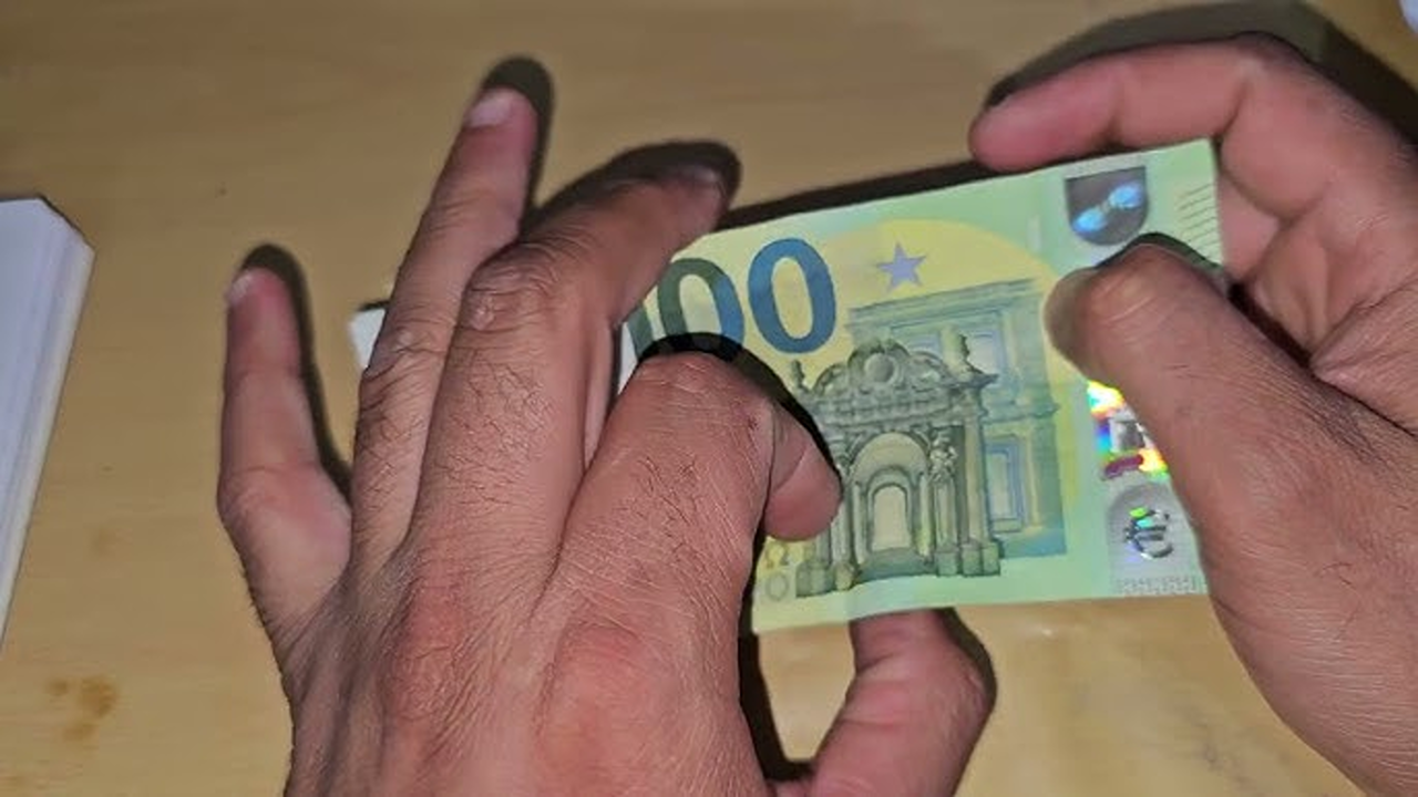 استقرار نسبي”.. سعر اليورو مقابل الدينار الجزائري اليوم في بورصة السكوار وتوقعات السوق المستقبلية